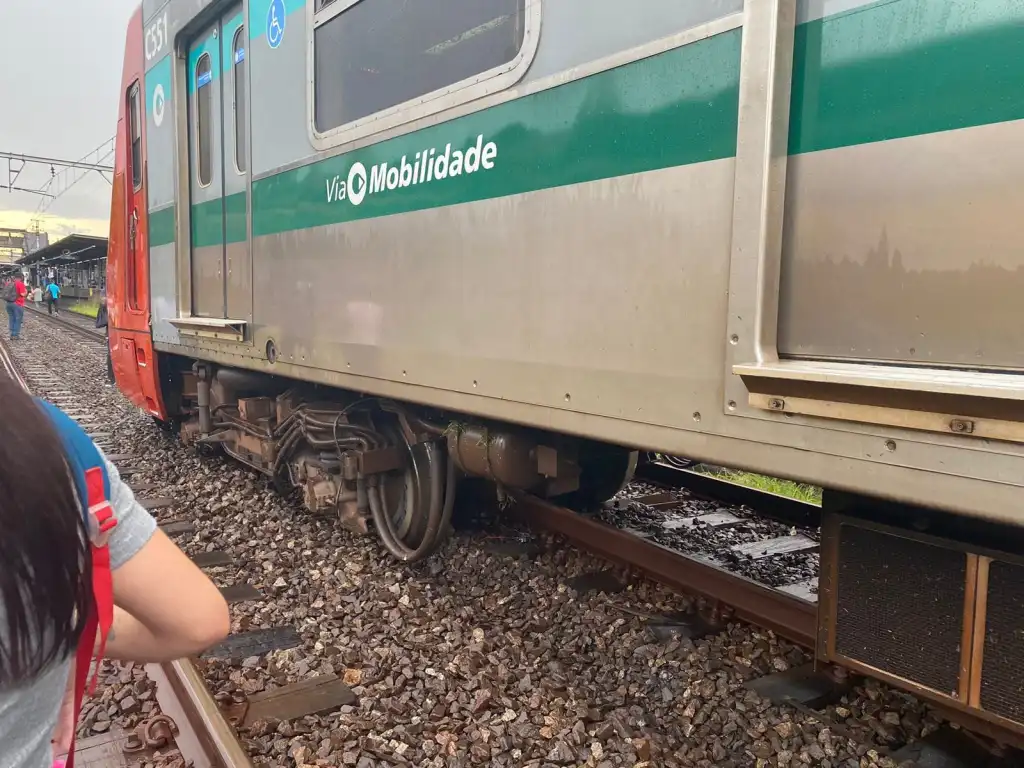 Trem da Linha 8-Diamante descarrila na região da estação Lapa