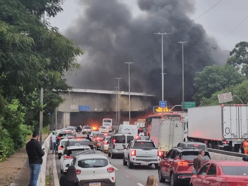 Manifestantes queimam objetos e bloqueiam Marginal Tietê e rodovia Castello Branco em SP