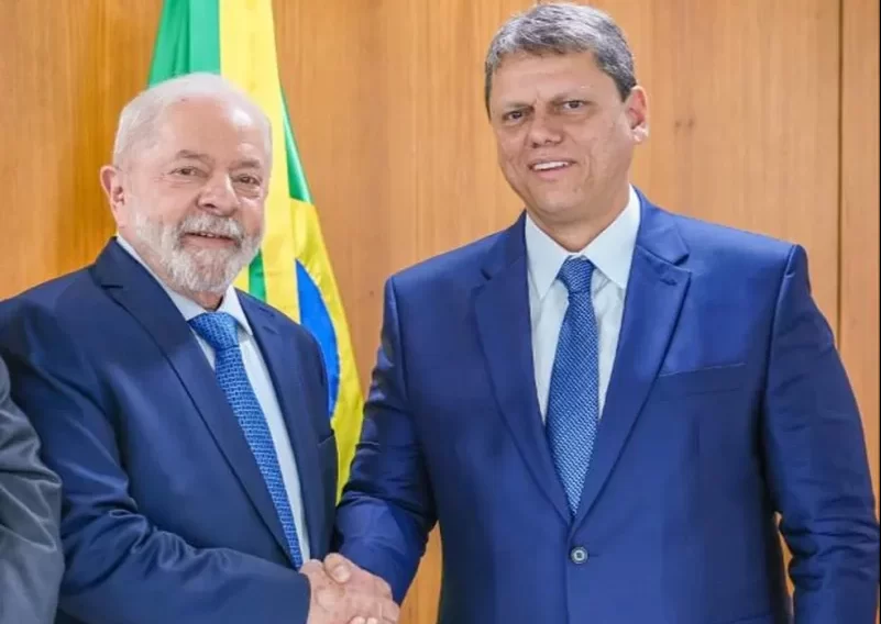 Após reunião, Lula publica foto com Tarcísio e mensagem com nome da coligação de Bolsonaro