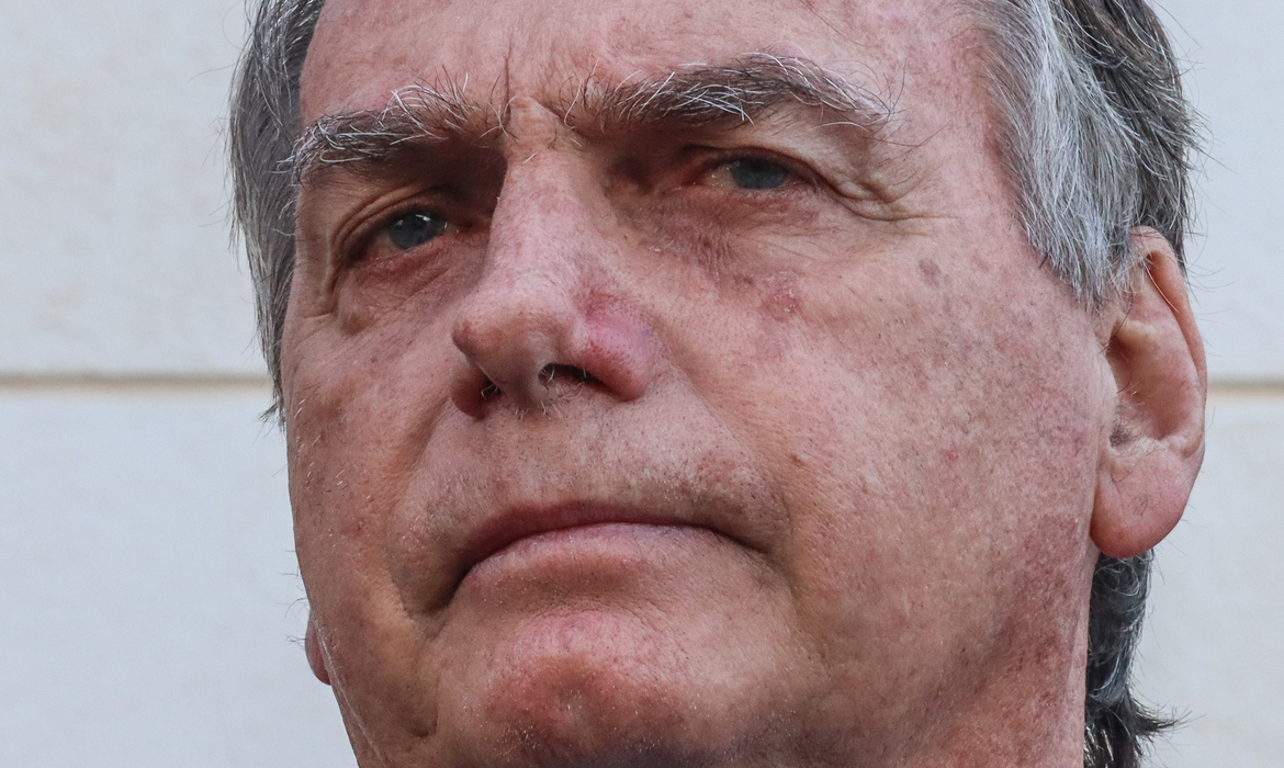 Bolsonaro e 16 pessoas são indiciadas por fraude em cartão de vacina