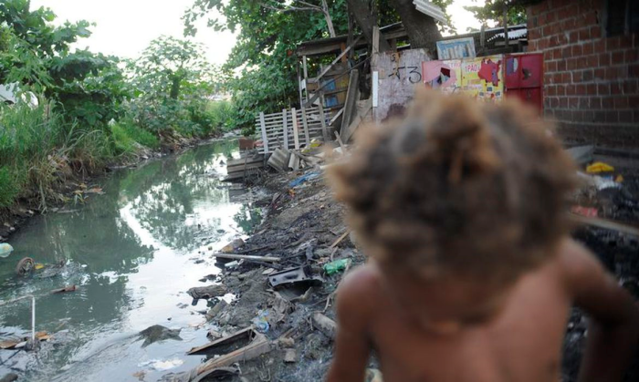 Mais de 1 milhão de pessoas vivem sem banheiro no Brasil, diz IBGE