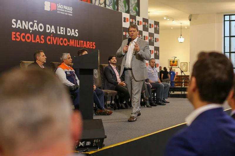 Tarcísio de Freitas sanciona lei que cria escolas cívico-militares em São Paulo