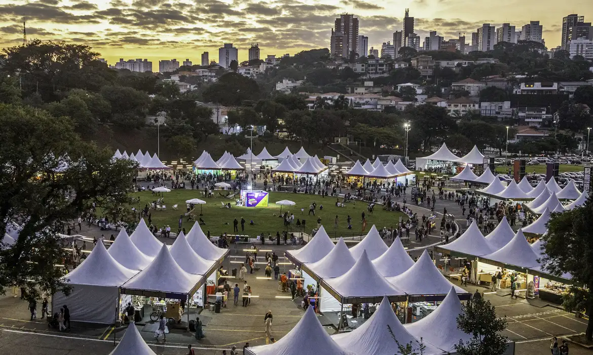Com mais dias e palcos, Feira do Livro começa sábado em São Paulo