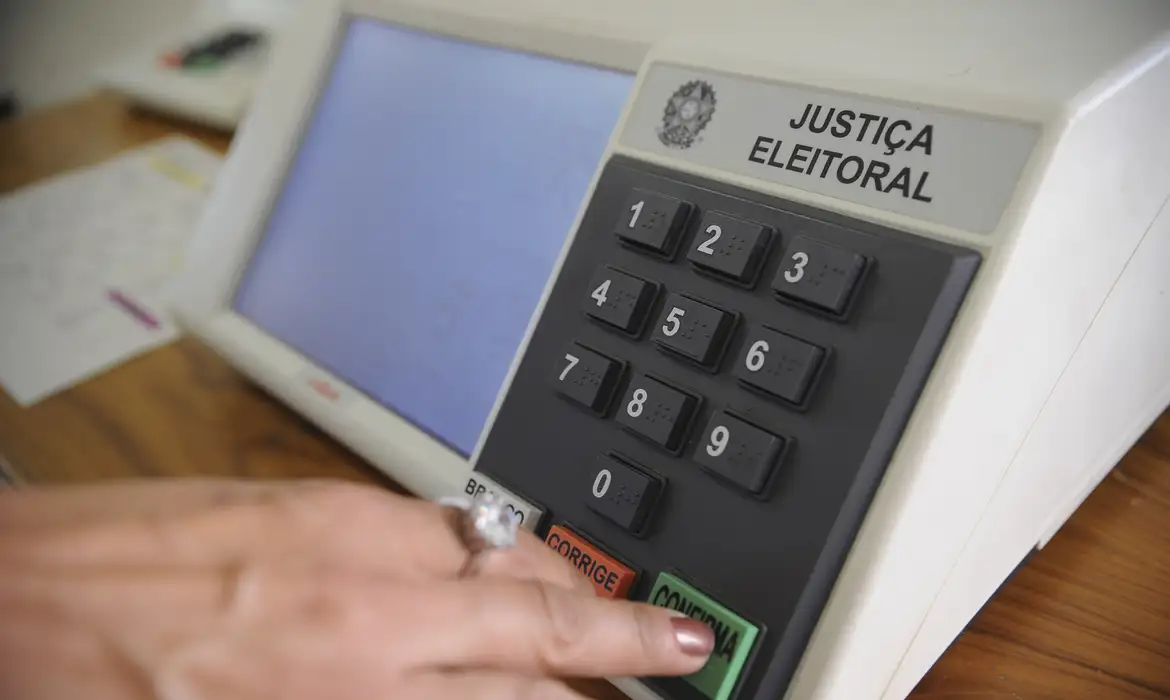 TRE de São Paulo substitui 19 urnas eletrônicas com problemas