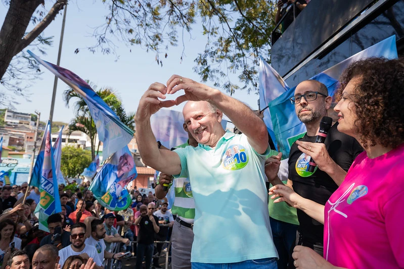 Com milhares de apoiadores, Beto Piteri e Furlan iniciam campanha com caminhada e adesivaço