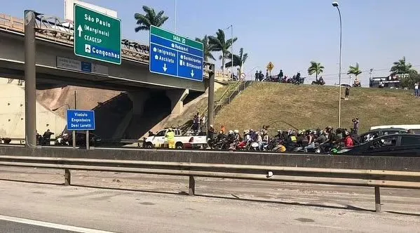 Homem se joga de viaduto na Rodovia Castello Branco e é resgatado com vida; via ficou interditada