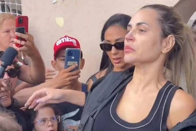 Justiça afirma que parentes de Deolane pagaram pessoas para protestar na frente de presídio no Recife