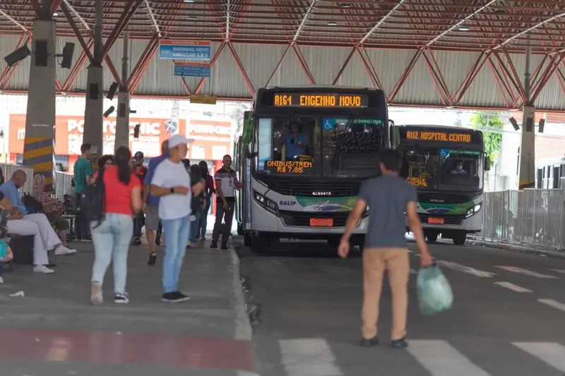 Prefeito Rubens Furlan decreta ônibus gratuito em Barueri no dia da eleição