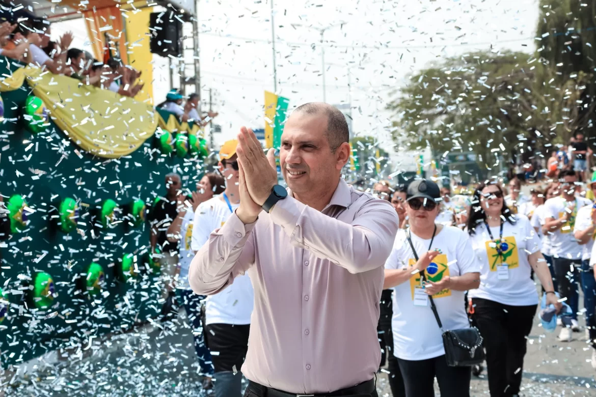 Desfile impecável e prefeito na avenida marcam o 7 de setembro de Santana de Parnaíba