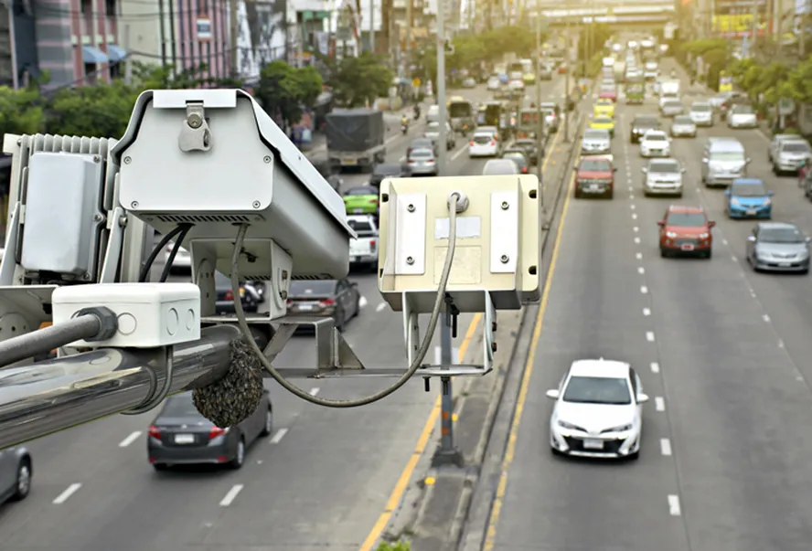 Radar que flagra motorista de longe, inclusive uso de celular, já está circulando em 24 estados