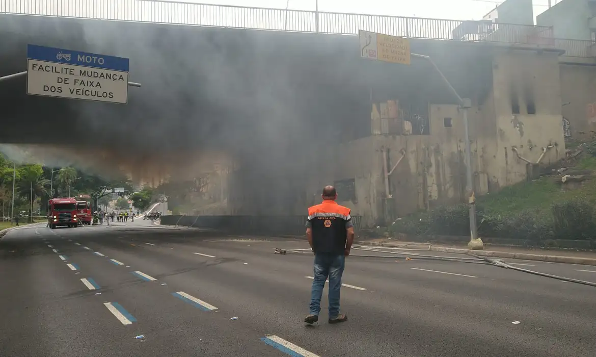 Ônibus e veículos leves já podem trafegar em viaduto incendiado em SP