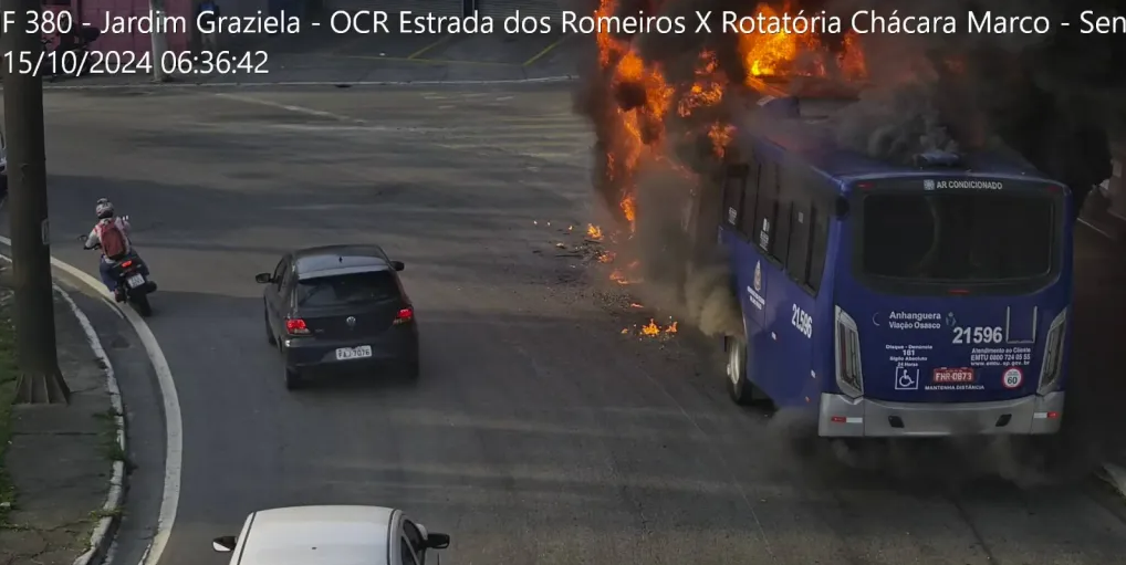 Possível pane em motor causa incêndio em ônibus da EMTU na Estrada dos Romeiros