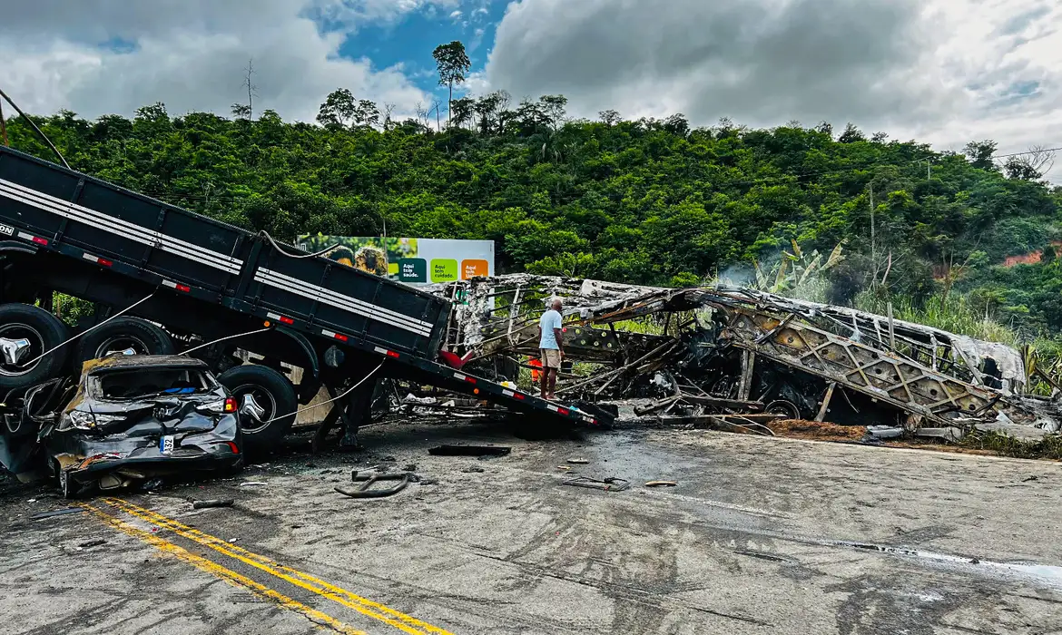 Polícia Civil identifica 15 corpos de vítimas de acidente na BR-116