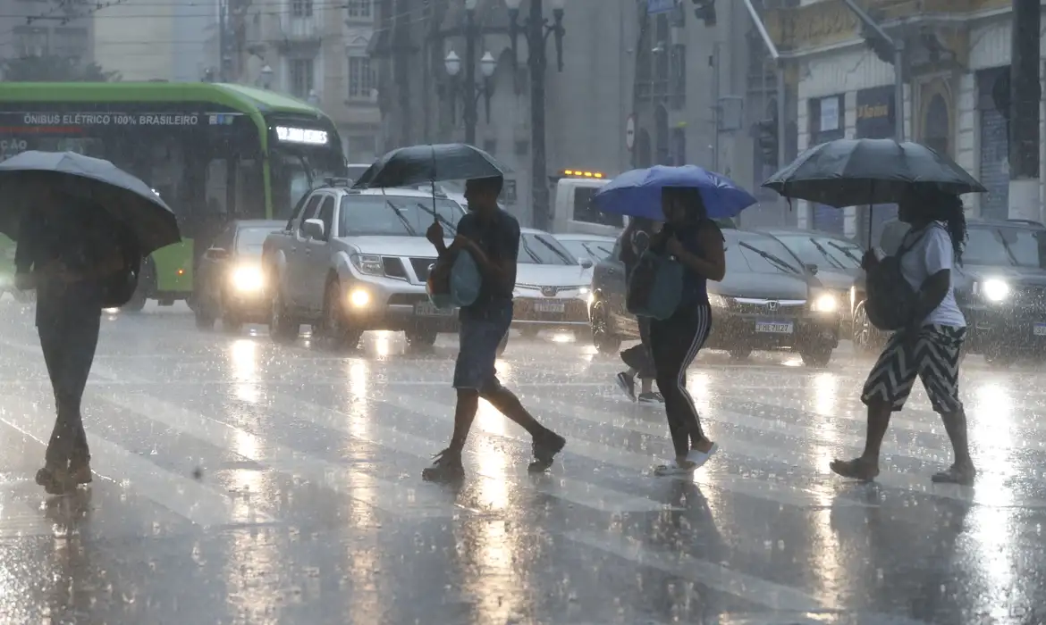 Chuvas fortes devem seguir até o final de semana no país