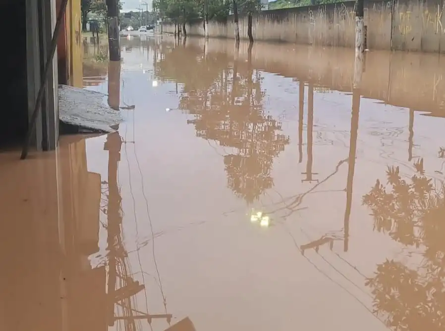 Fortes chuvas causam estragos e alagamentos em Itapevi